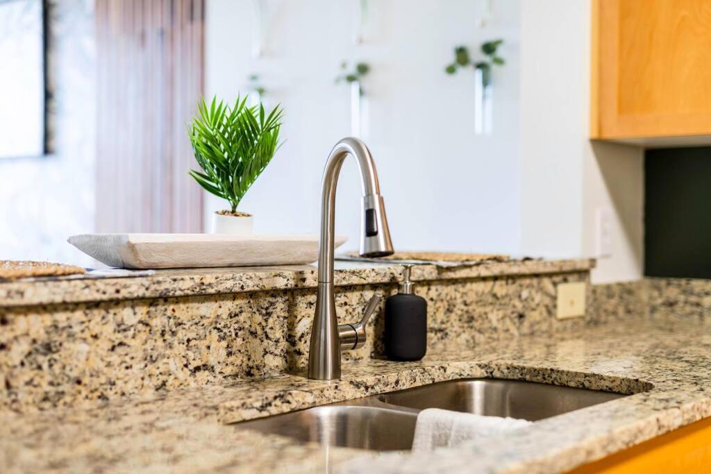 Entire Condo - Urban Safari In The Heart Of Atl Атланта Екстериор снимка