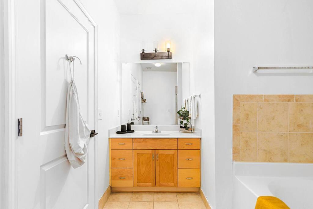 Entire Condo - Urban Safari In The Heart Of Atl Атланта Екстериор снимка
